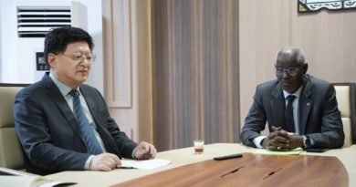 SEM le Ministre des Domaines, du Patrimoine de l’État et de la Réforme foncière, M. Mamoudou Mamadou Niang, a reçu, ce soir à son bureau, SEM l&rsquo;Ambassadeur de la Chine accrédité auprès de la Mauritanie.(06 Photos)