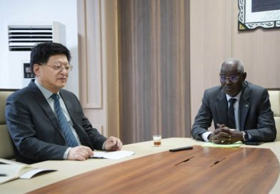 SEM le Ministre des Domaines, du Patrimoine de l’État et de la Réforme foncière, M. Mamoudou Mamadou Niang, a reçu, ce soir à son bureau, SEM l&rsquo;Ambassadeur de la Chine accrédité auprès de la Mauritanie.(06 Photos)