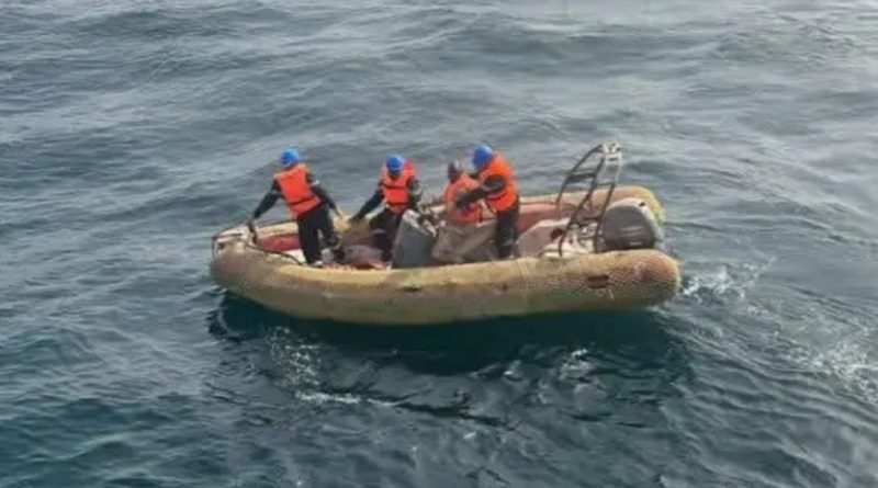 Une embarcation traditionnelle en détresse en mer sauvée par les garde-côtes mauritaniens près de Nouadhibou